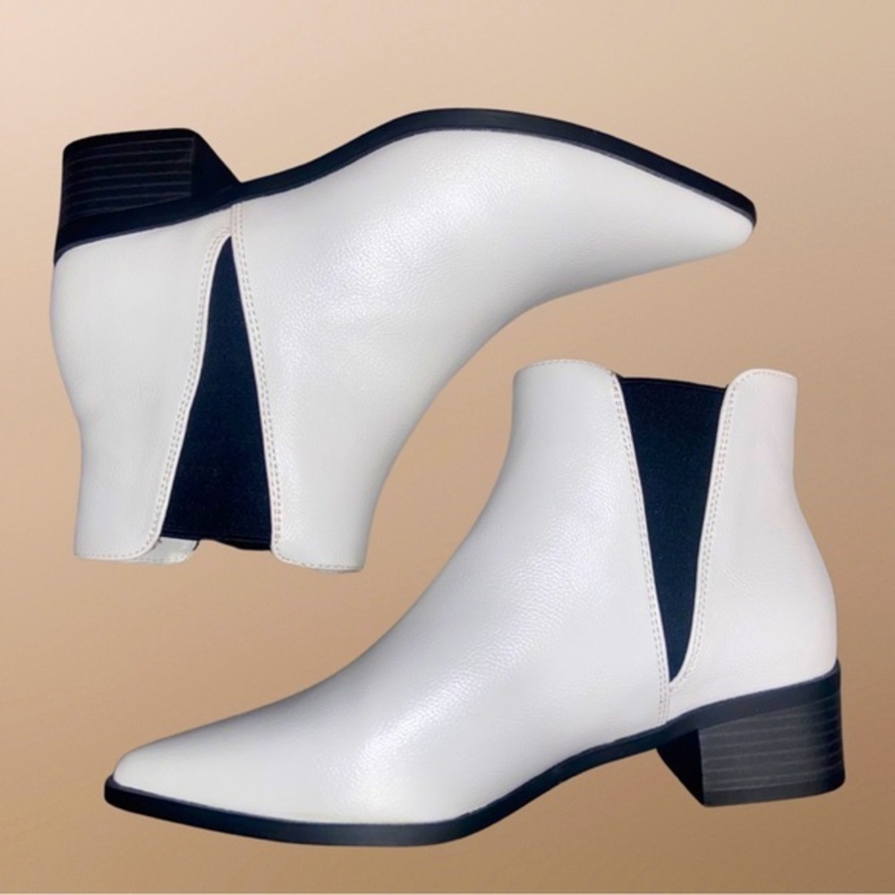 A.N.A a new approach. Women ankle booties in white. Size: 6